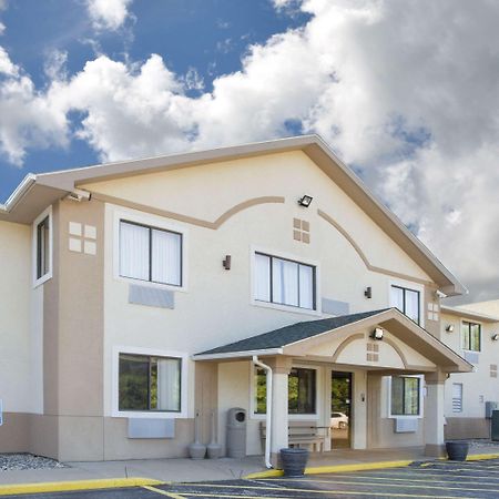 Super 8 By Wyndham Howe Buitenkant foto