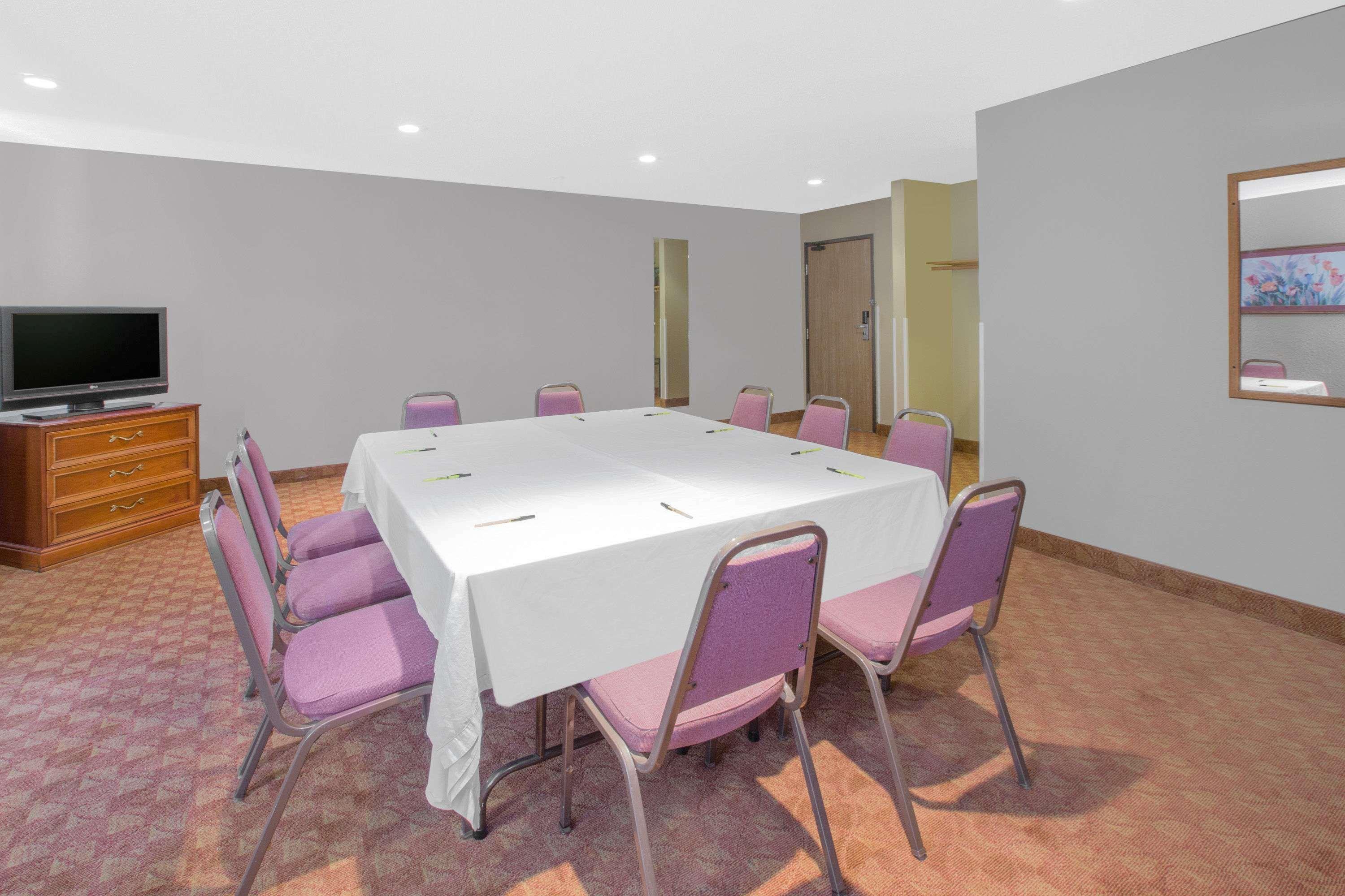 Super 8 By Wyndham Howe Buitenkant foto